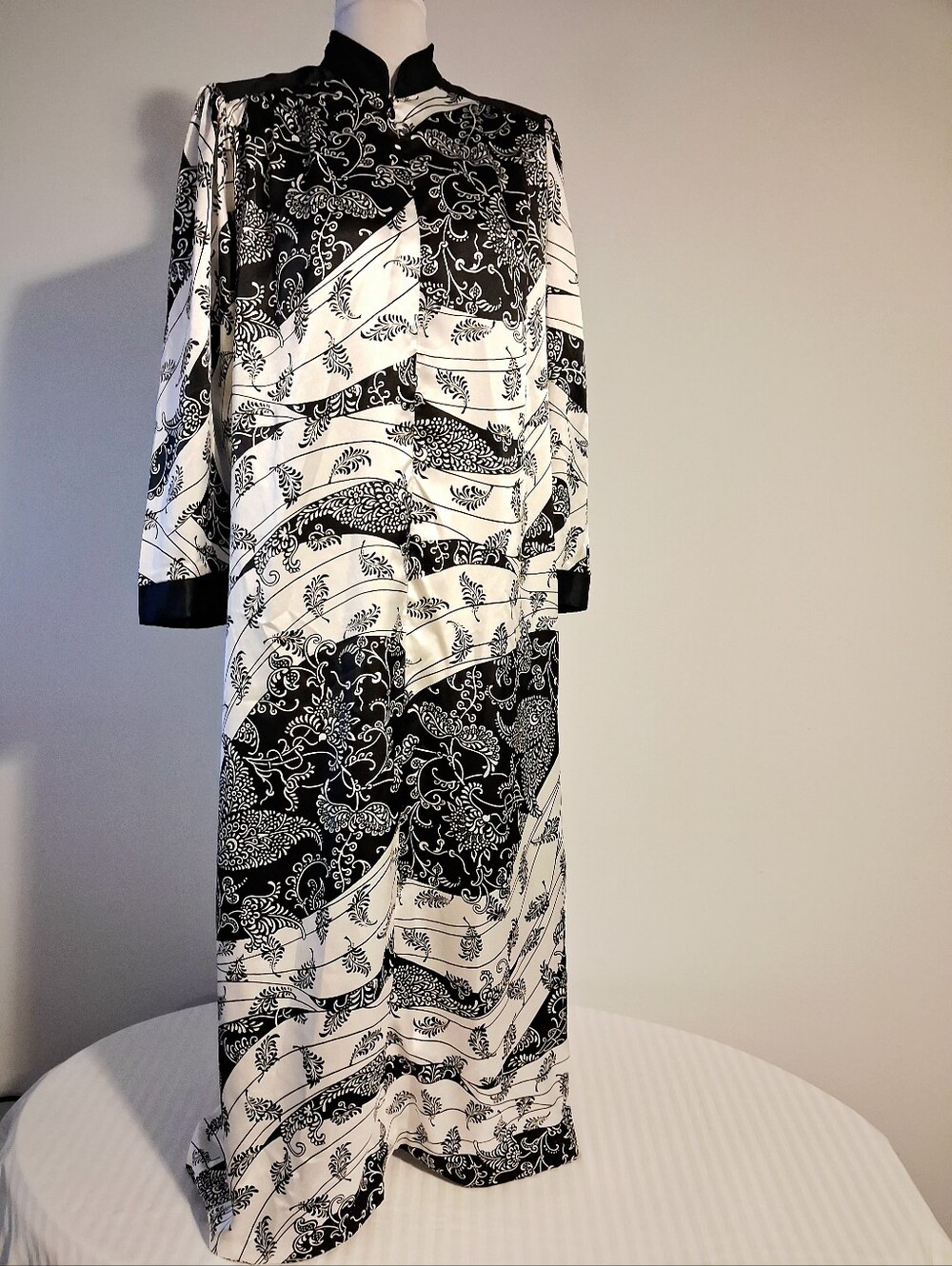 Natori Black and White Printed Robe Or Caftan Size Small
